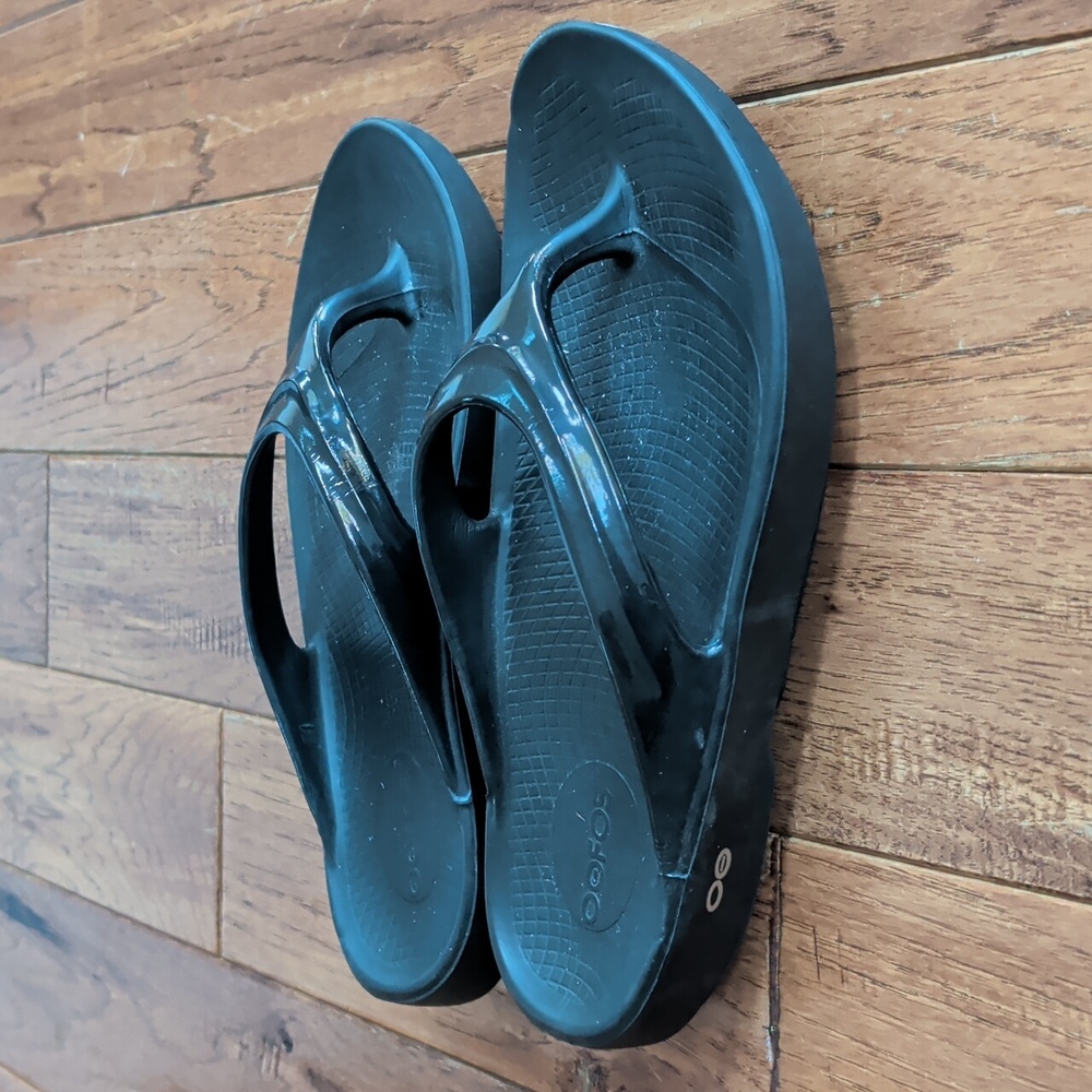 Oofos Oolala Black Flip Flop Recovery Sandals - Picture 3 of 7
